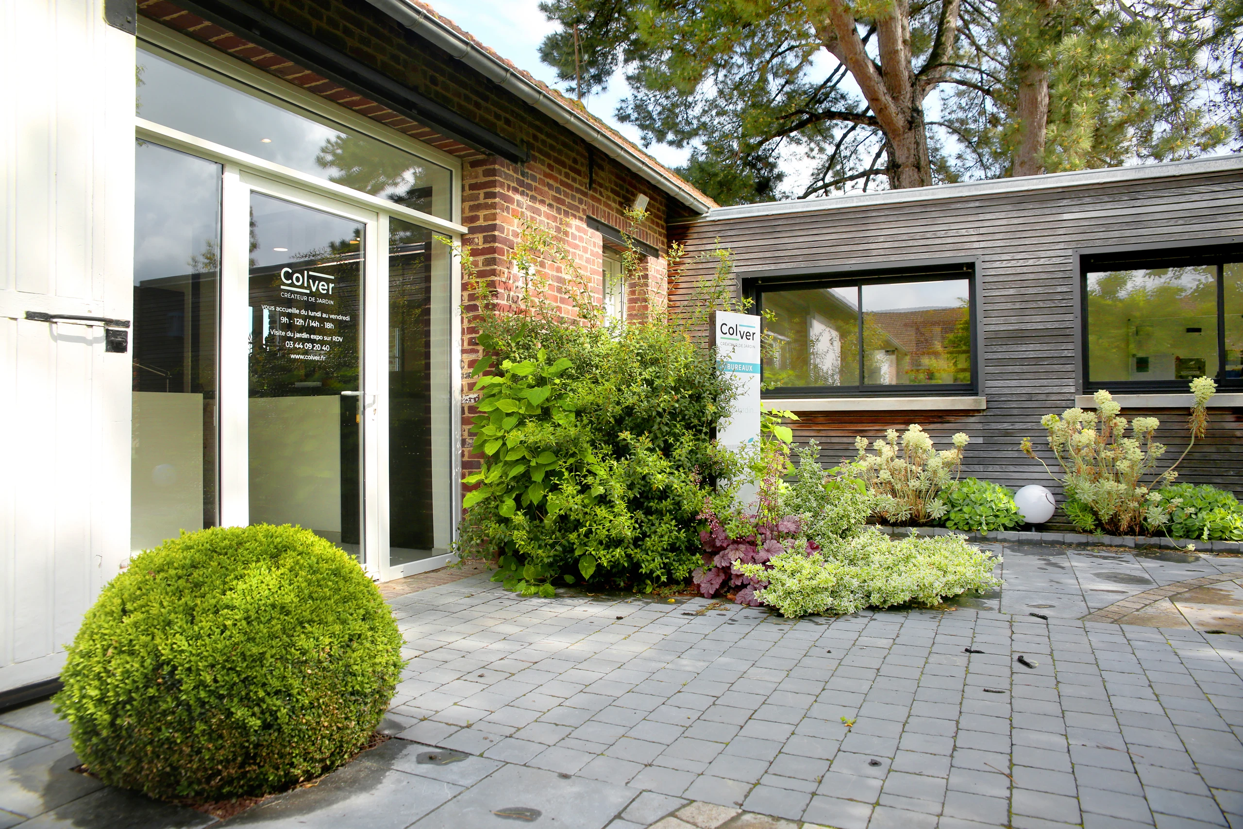Façade des bureaux et showroom de Colver Créateur de Jardin avec massifs paysagers — Noyon, Oise