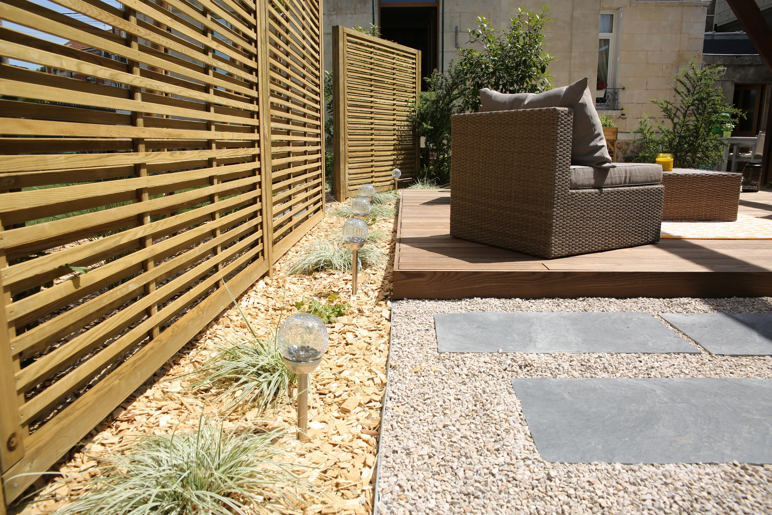 Clôture aluminium lames persiennées teinte terracotta avec massifs — Noyon, Oise
