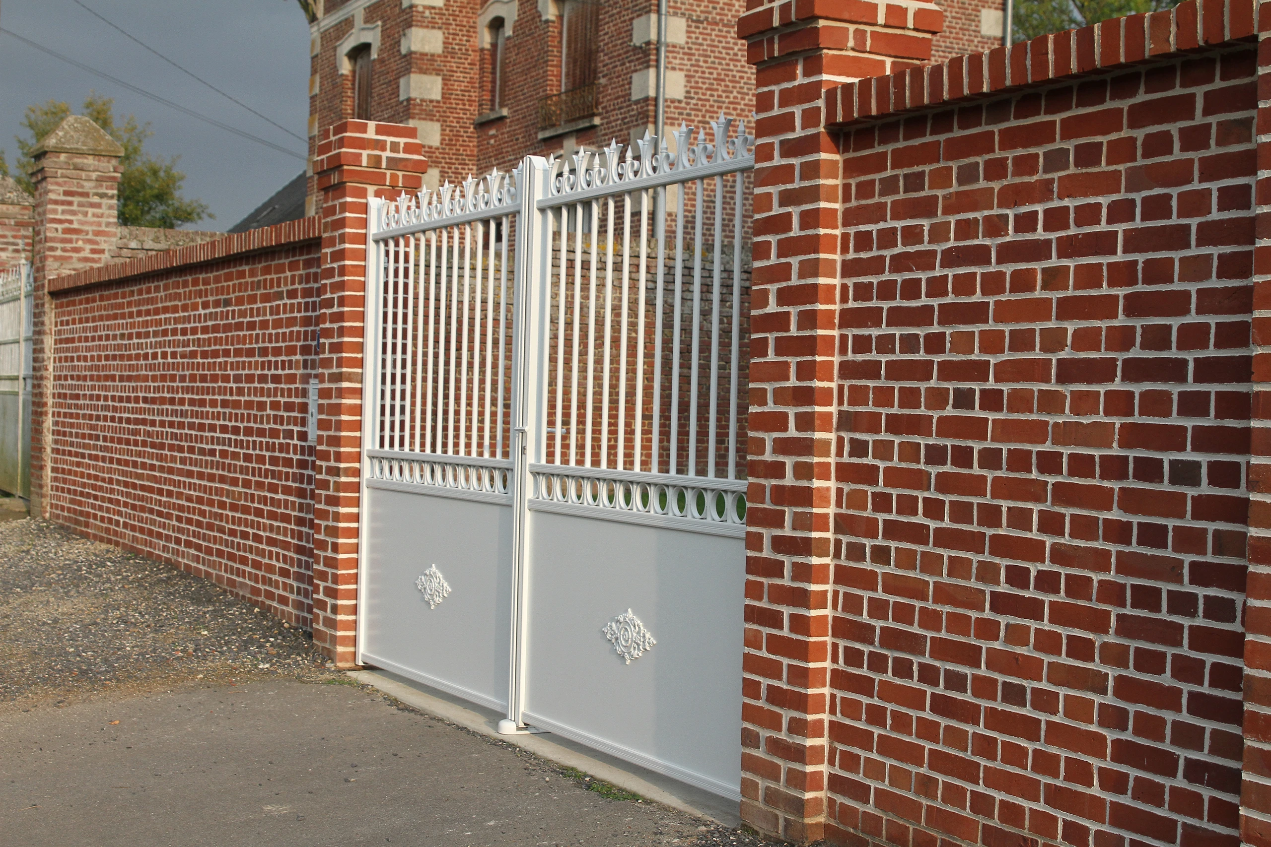Détail portail aluminium thermolaqué anthracite découpe laser contemporaine — Noyon, Oise