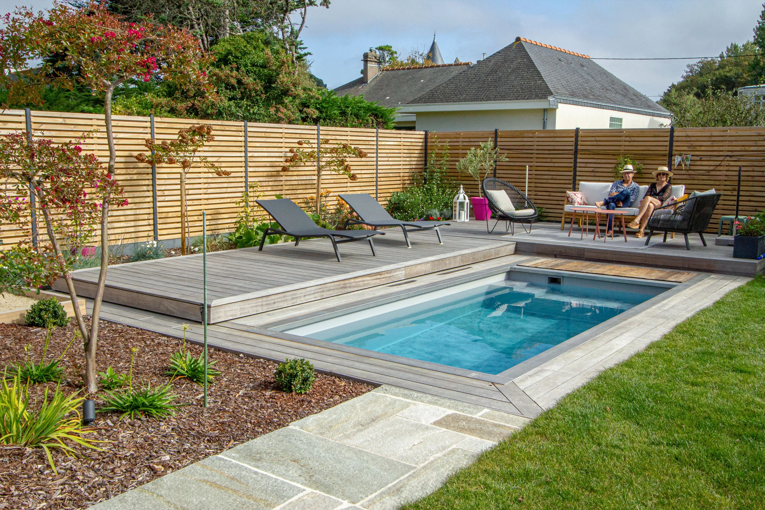 Spa de nage avec terrasse composite grise et salon extérieur, jardin paysager aménagé à Noyon — Colver