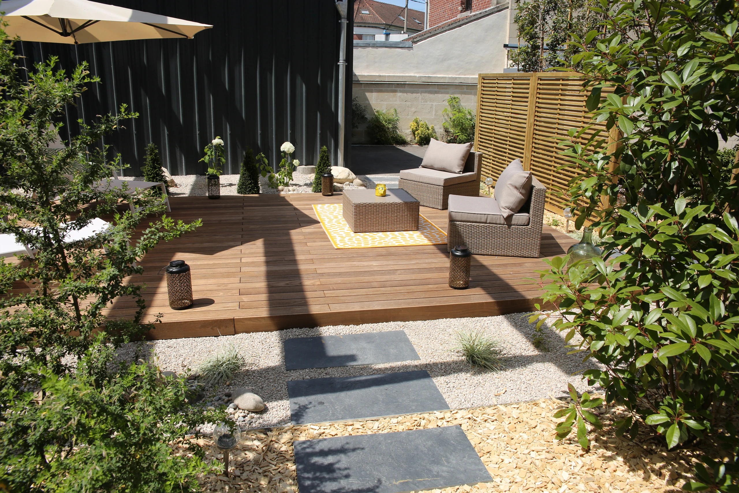 Terrasse bois thermofrêne avec salon de jardin et claustra bois — Noyon, Oise