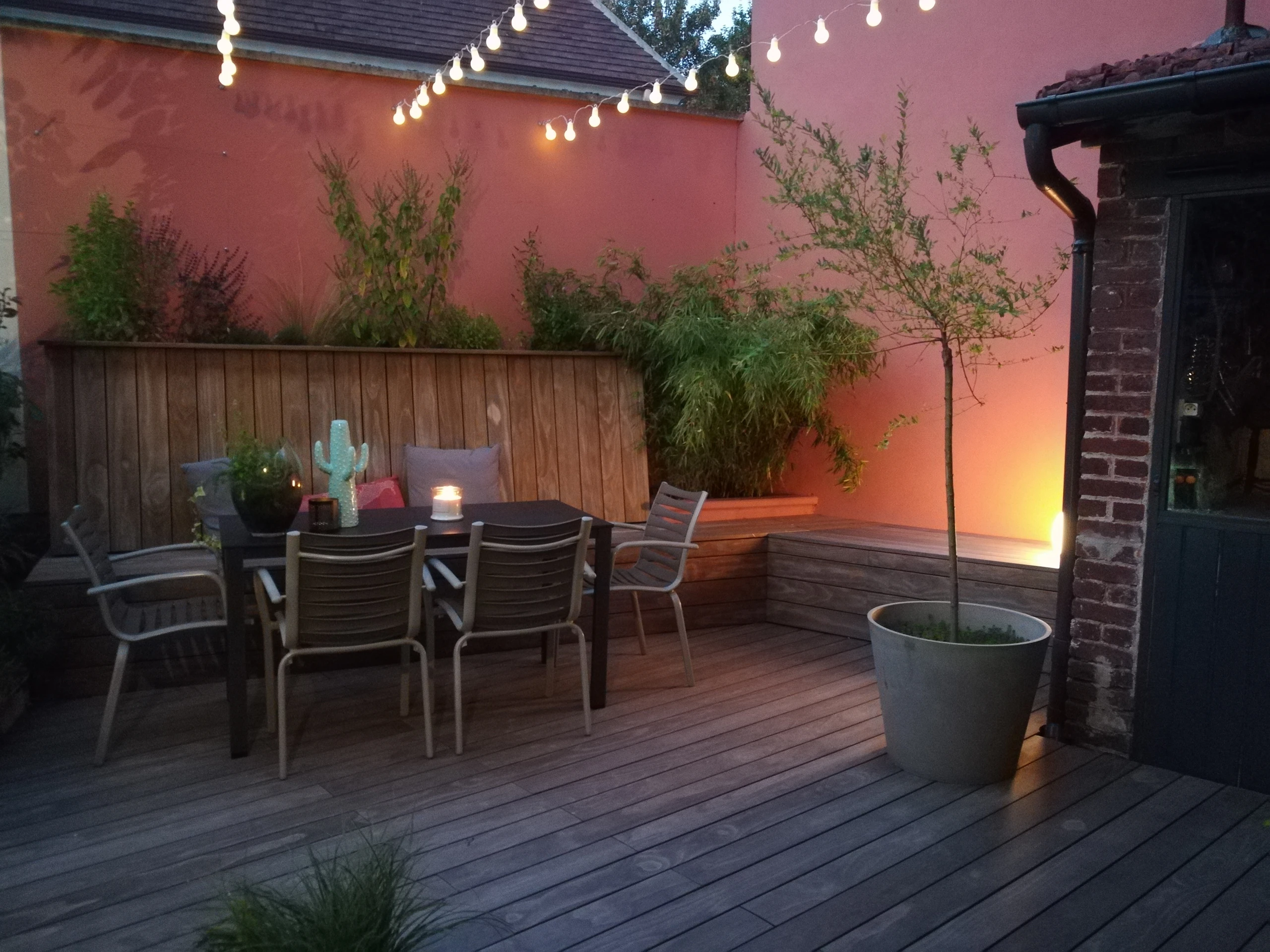 Terrasse bois éclairée avec guirlande lumineuse et spots muraux LED pour une ambiance chaleureuse à Compiègne — Colver