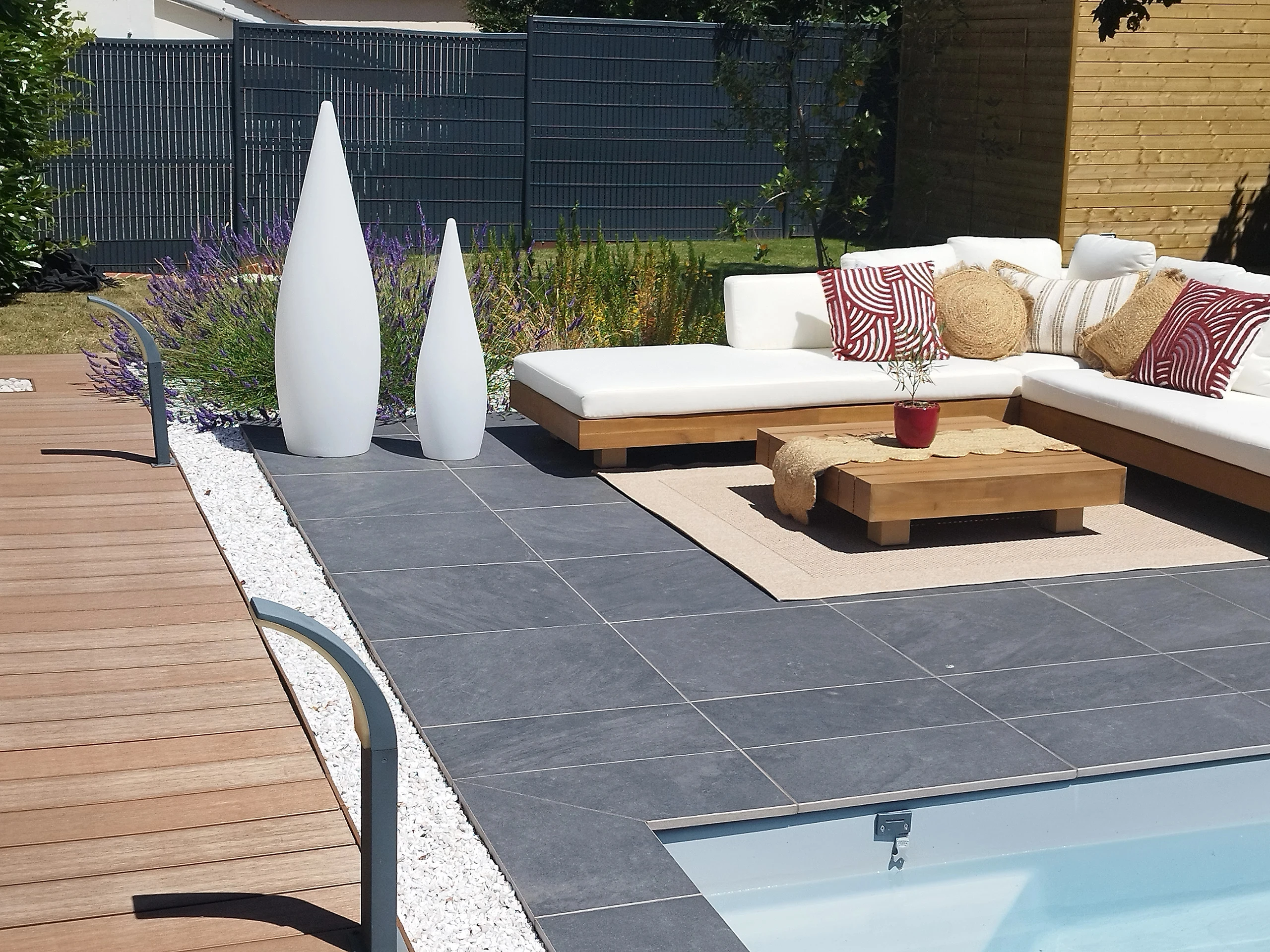 Terrasse carrelée gris anthracite avec salon de jardin haut de gamme et plage de piscine — Ham, Somme — Colver
