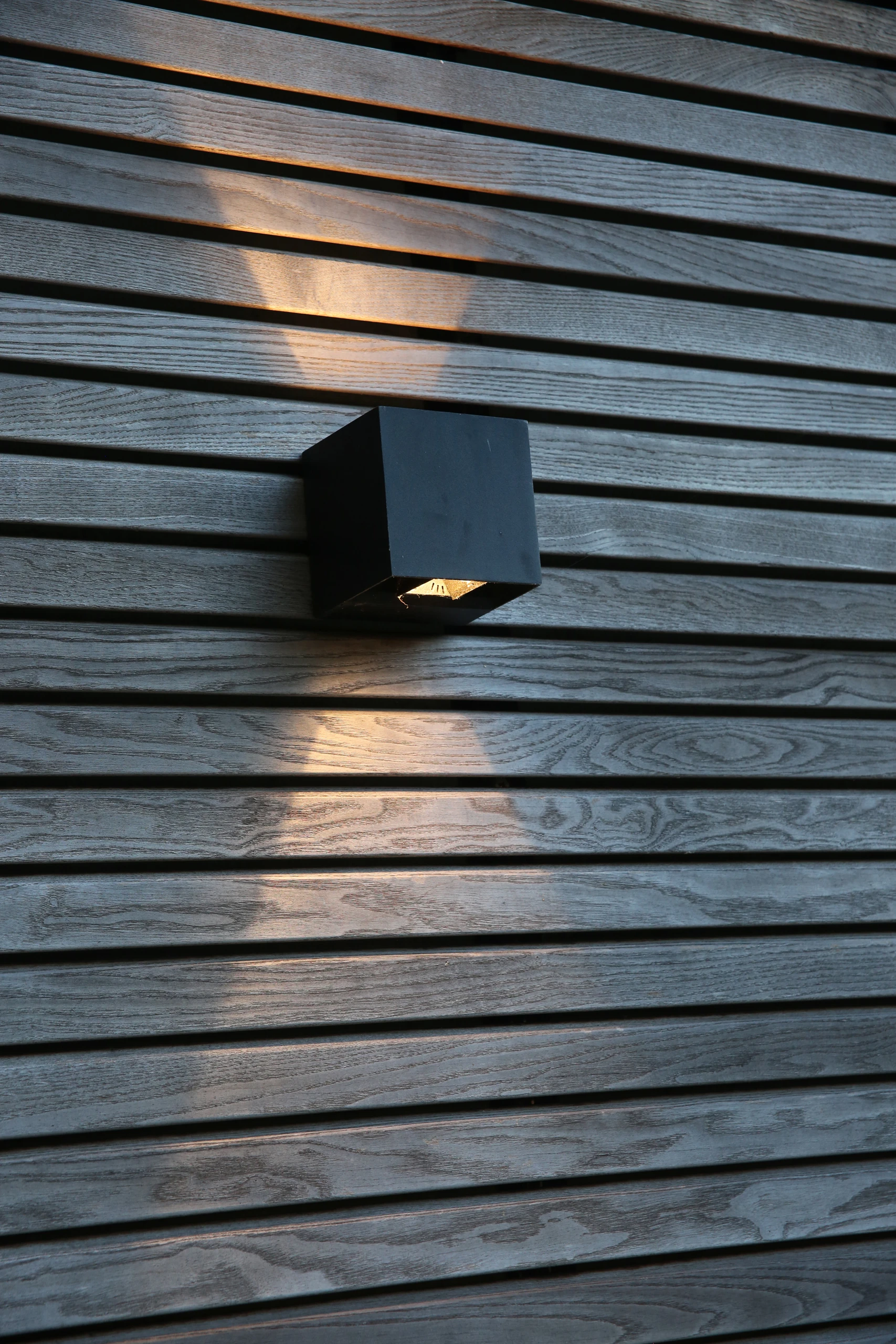 Applique murale LED cube noire sur bardage bois, éclairage extérieur design installé à Ham — Colver