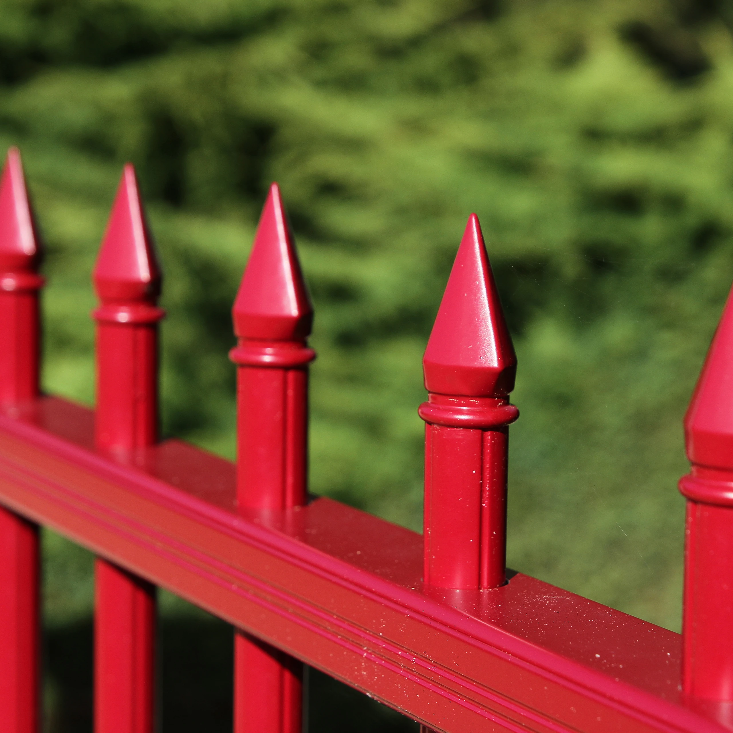Détail barreaudage aluminium classique thermolaqué rouge — Chauny, Aisne