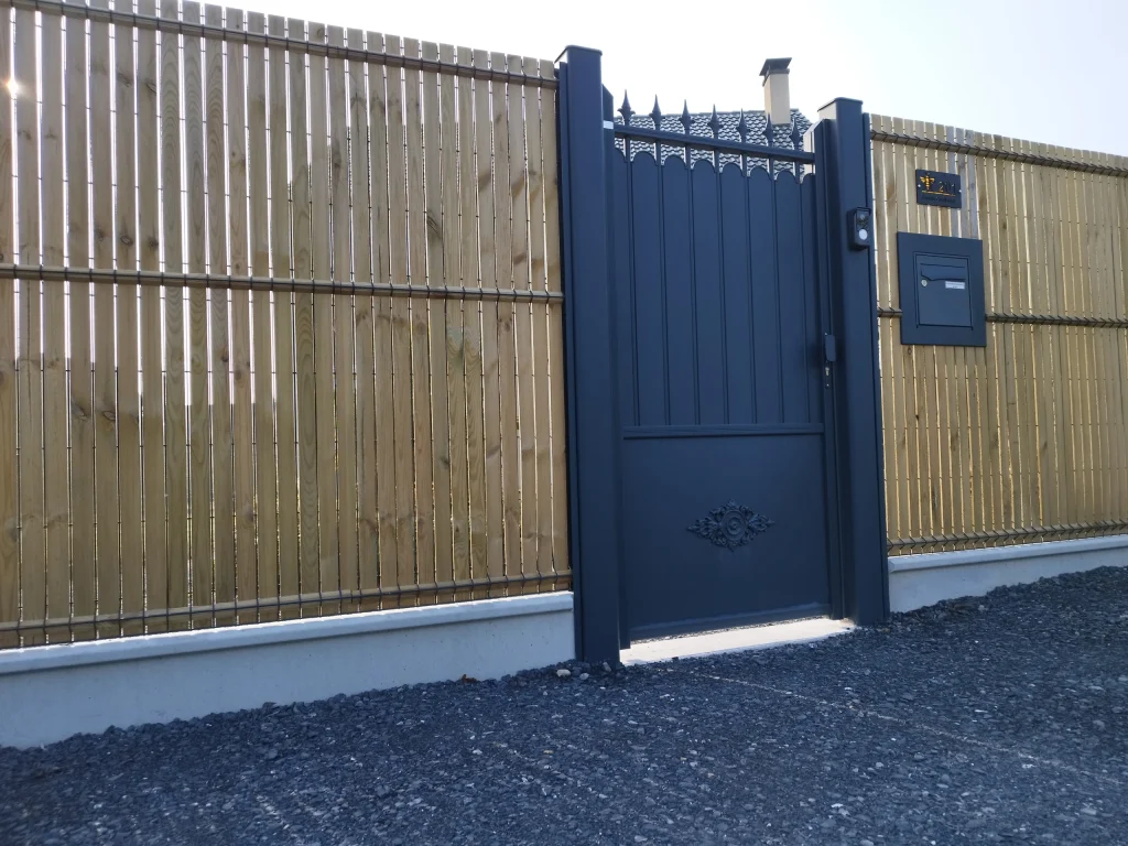 Portail aluminium anthracite avec portillon et clôture en lames bois — réalisation Colver Oise