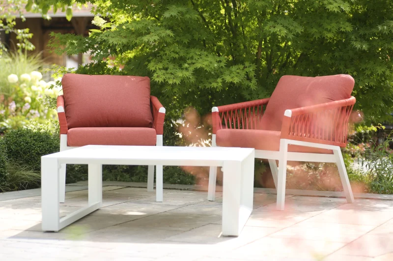 Salon de jardin aluminium blanc avec coussins terracotta sur terrasse en grès — réalisation Colver