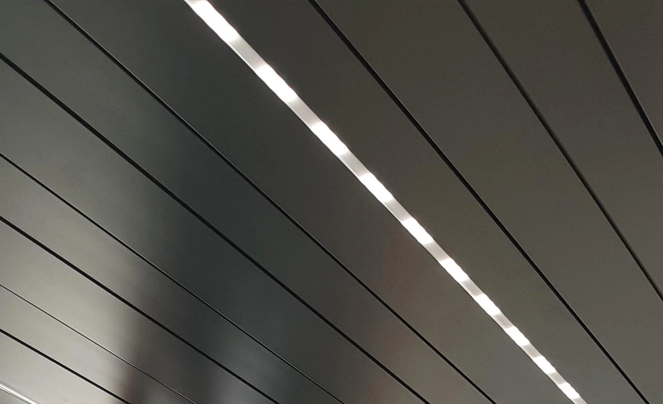 Détail des lames aluminium avec éclairage LED intégré d'une pergola bioclimatique installée à Chauny — Colver