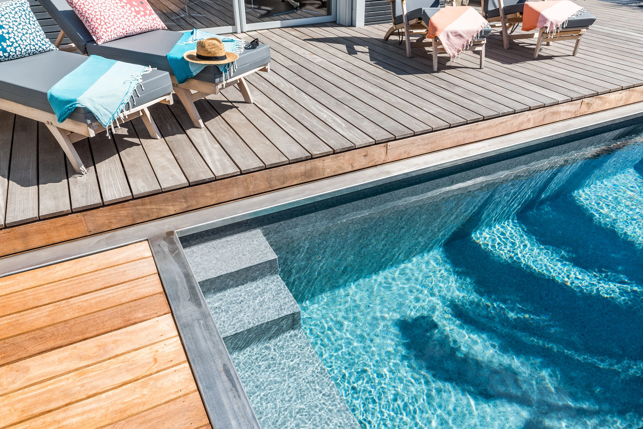 Spa de nage avec système de contre-courant, entouré d'une terrasse en ipé et salon extérieur à Ham — Colver