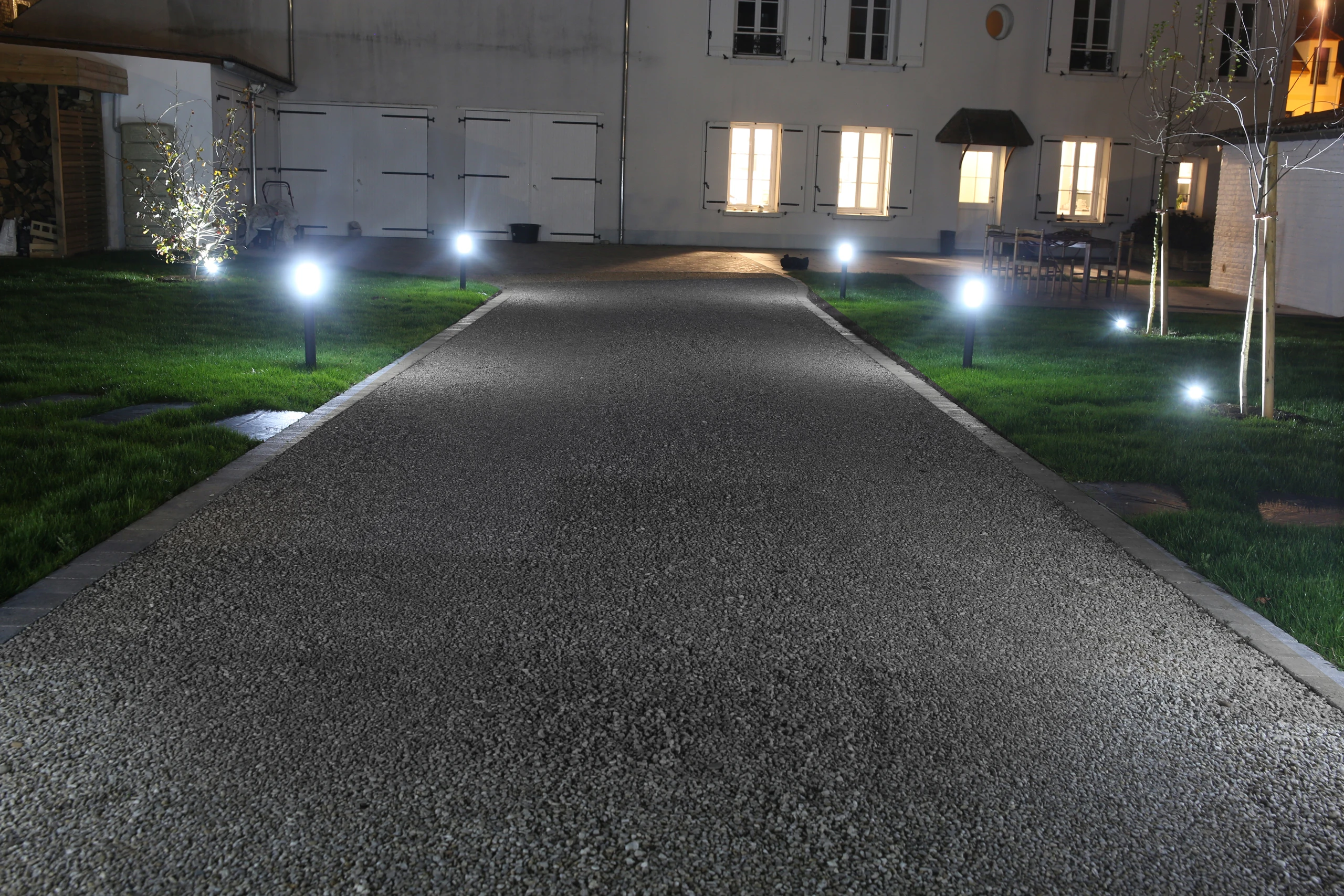 Balisage LED sur allée en gravillon éclairée de nuit avec bornes lumineuses, réalisation Colver à Soissons