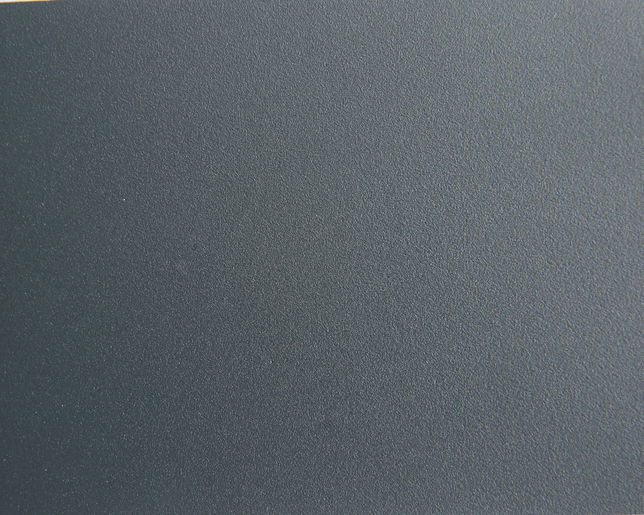Détail finition aluminium thermolaqué gris anthracite pour pergola bioclimatique, qualité Colver à Compiègne