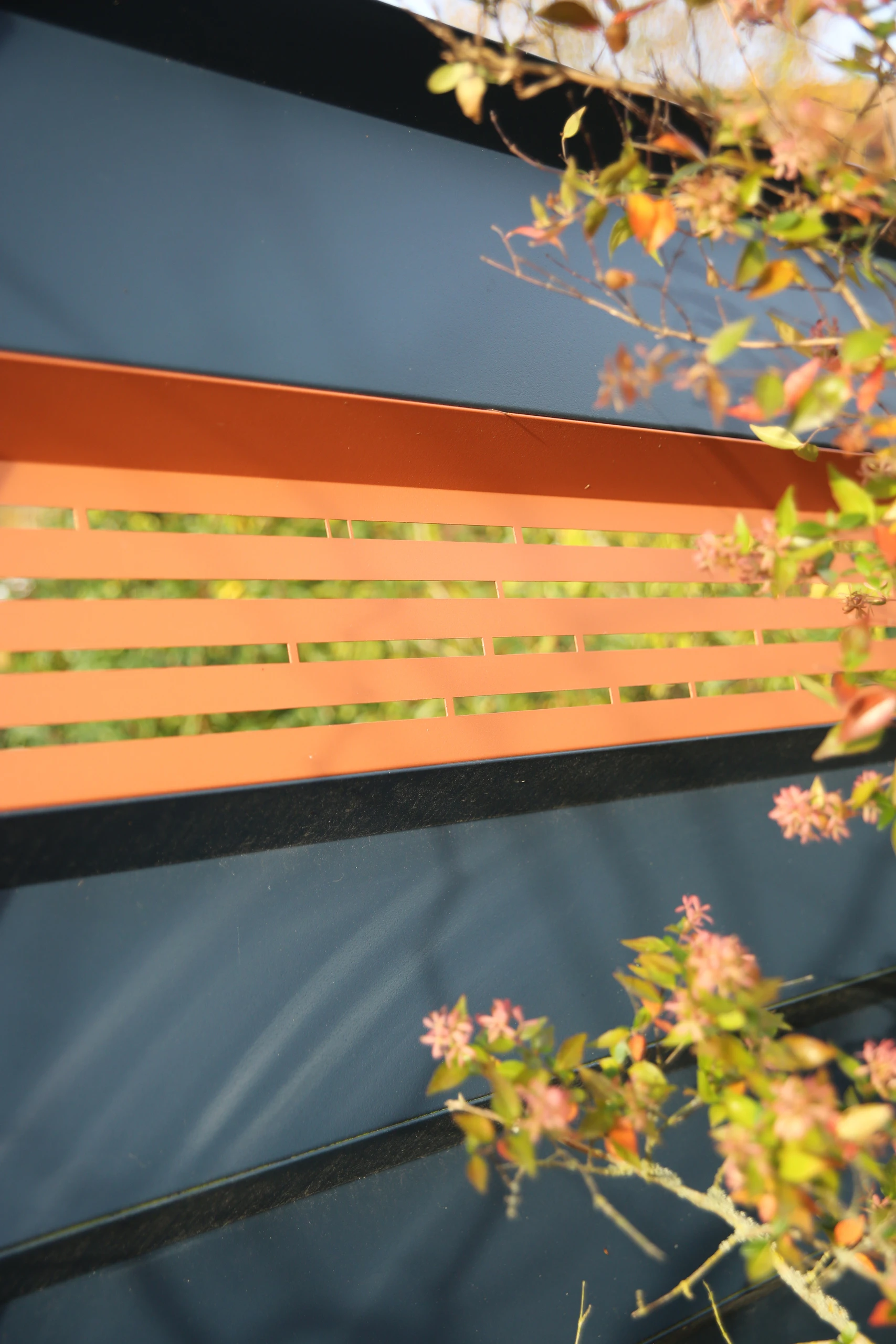 Détail portail aluminium lames persiennées bicolore anthracite et corten — Soissons, Aisne