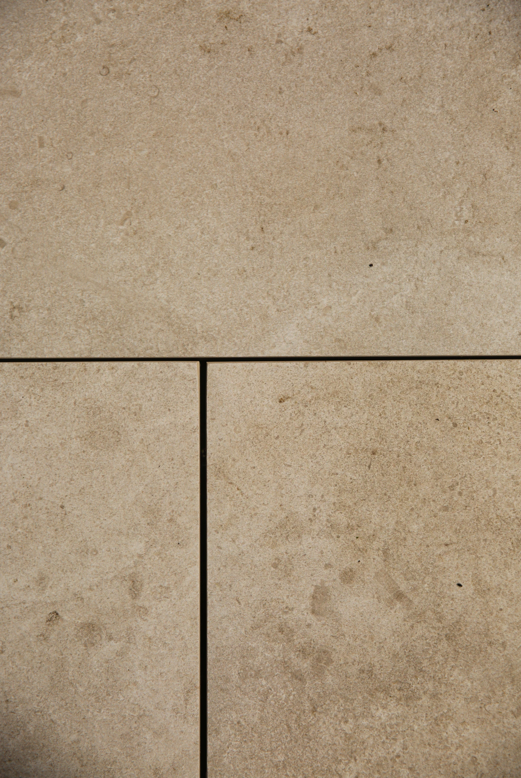 Détail dallage pierre calcaire beige pour terrasse extérieure — Chauny, Aisne