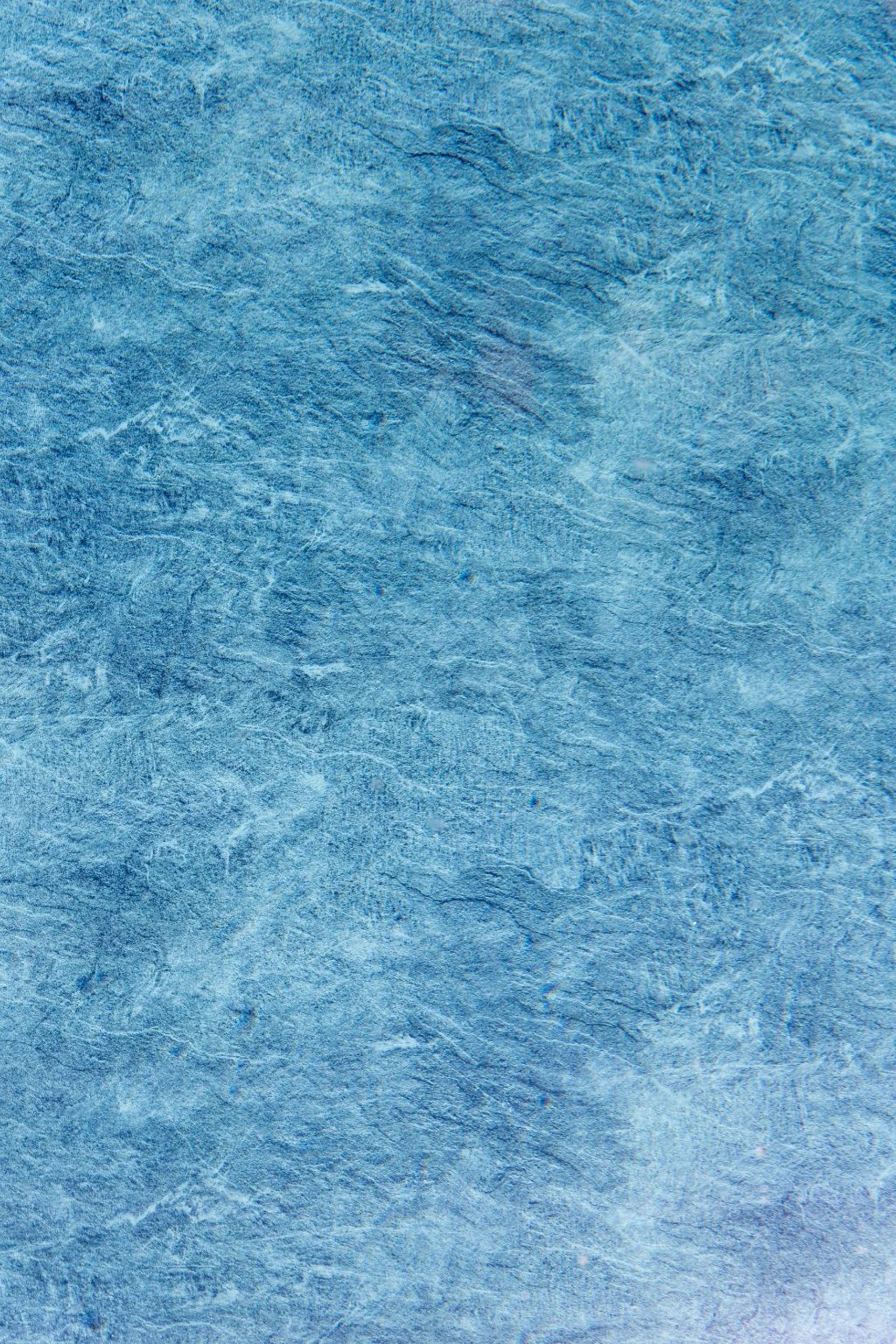 Liner bleu fond de piscine dans un espace extérieur aménagé par Colver à Chauny