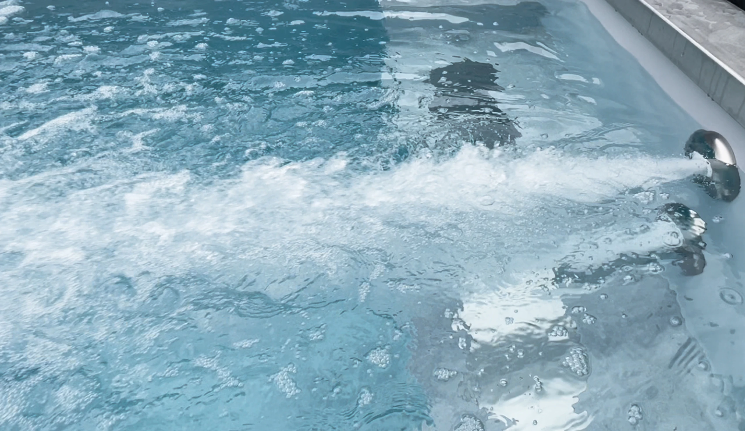 Système de jets massants en action dans un spa de nage, effet bulles et remous à Lacroix-Saint-Ouen — Colver