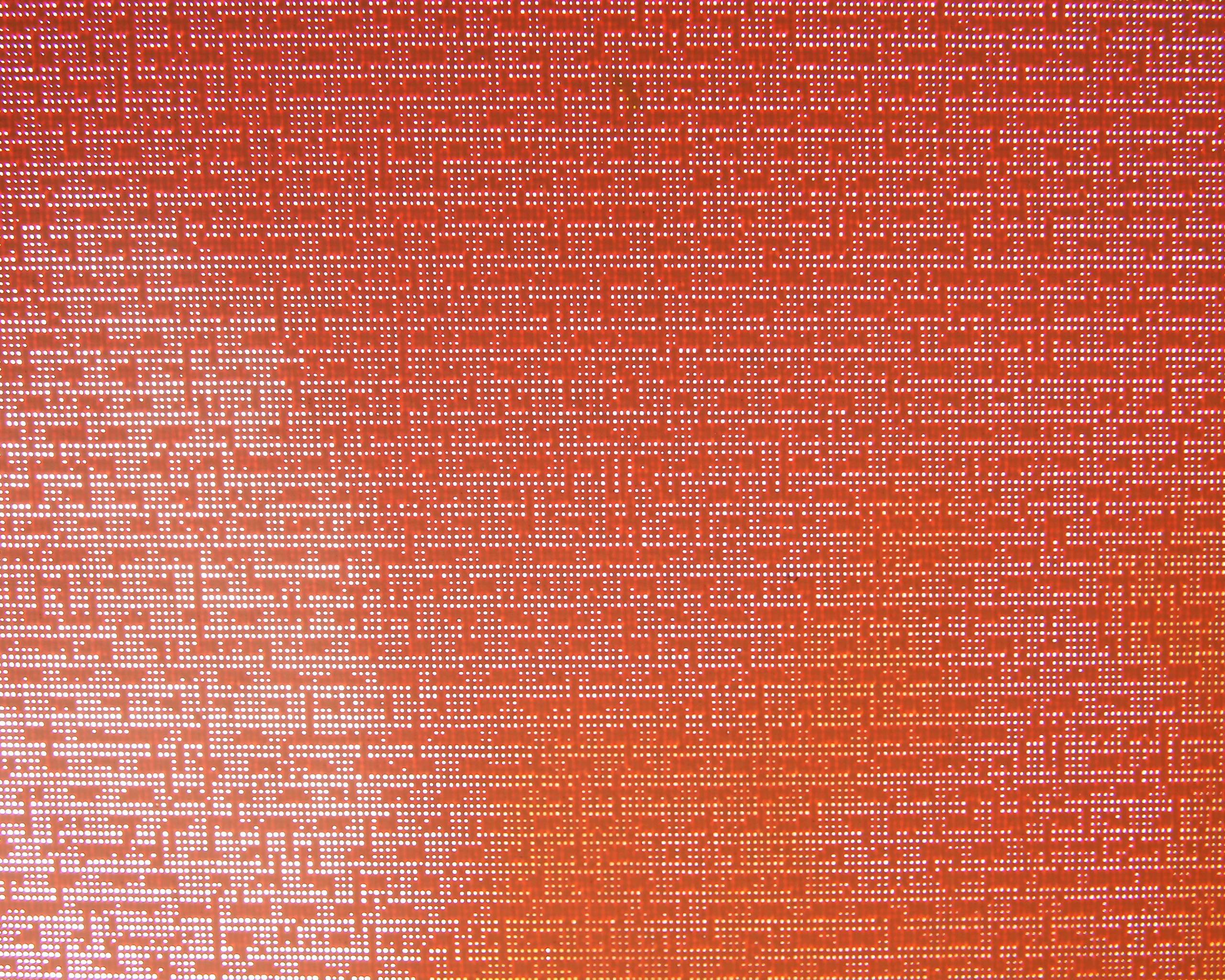 Détail toile d'ombrage perforée rouge pour pergola de terrasse, protection solaire à Venette — Colver