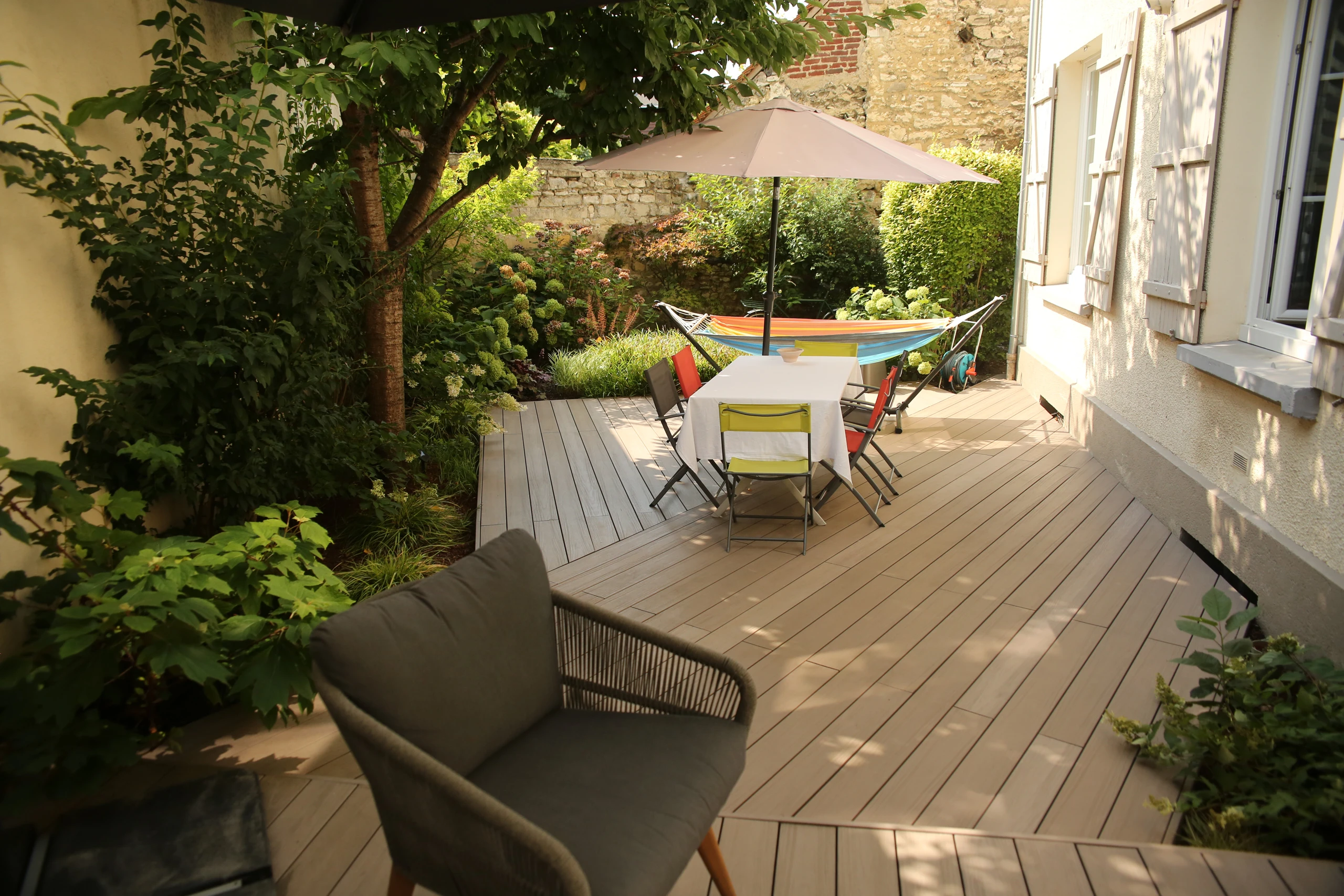 Terrasse bois composite Millboard sur maison ancienne avec jardin — Noyon, Oise