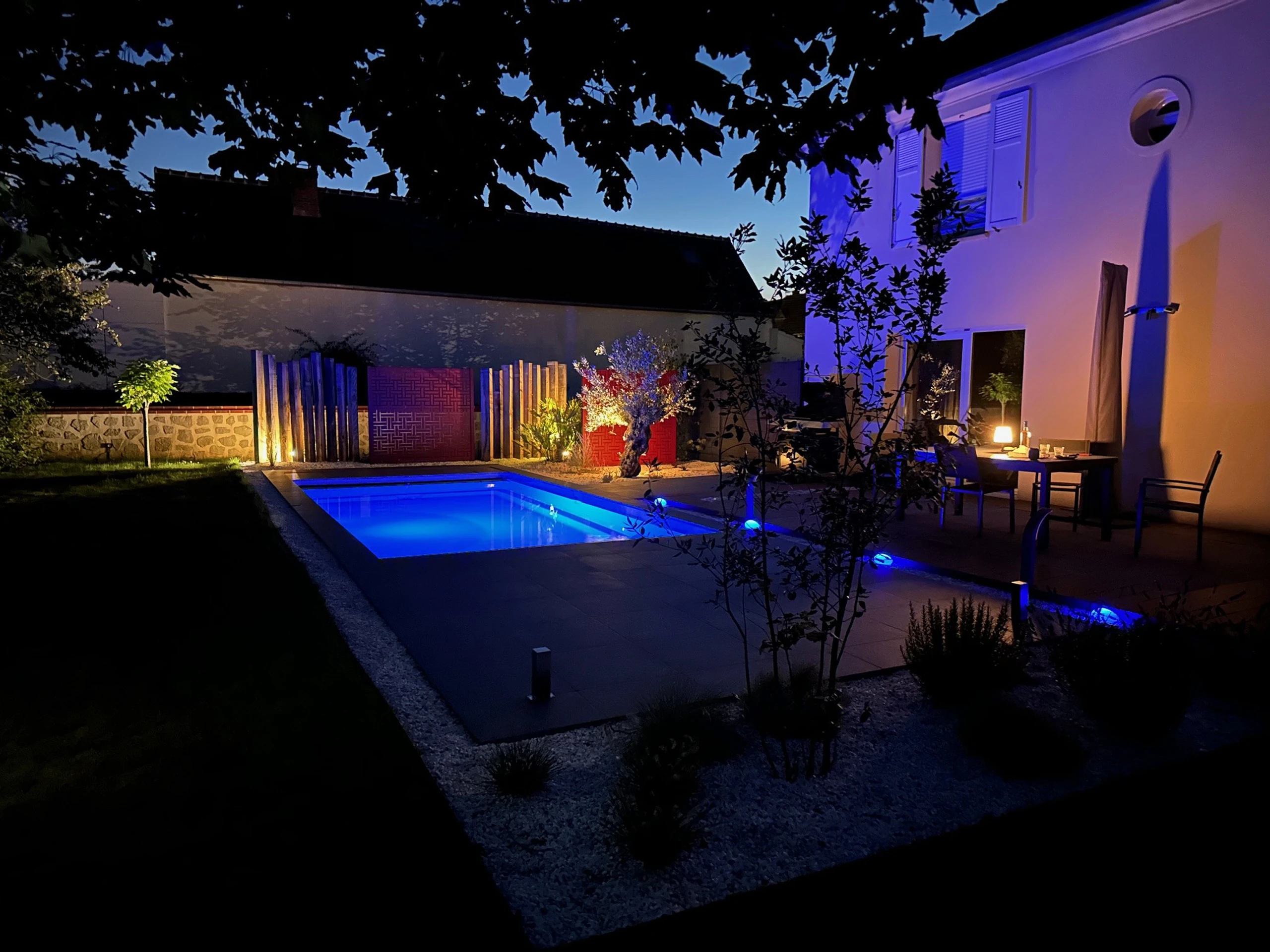 Éclairage piscine LED bleu avec spots de jardin et ambiance nocturne colorée, réalisation Colver à Lacroix-Saint-Ouen