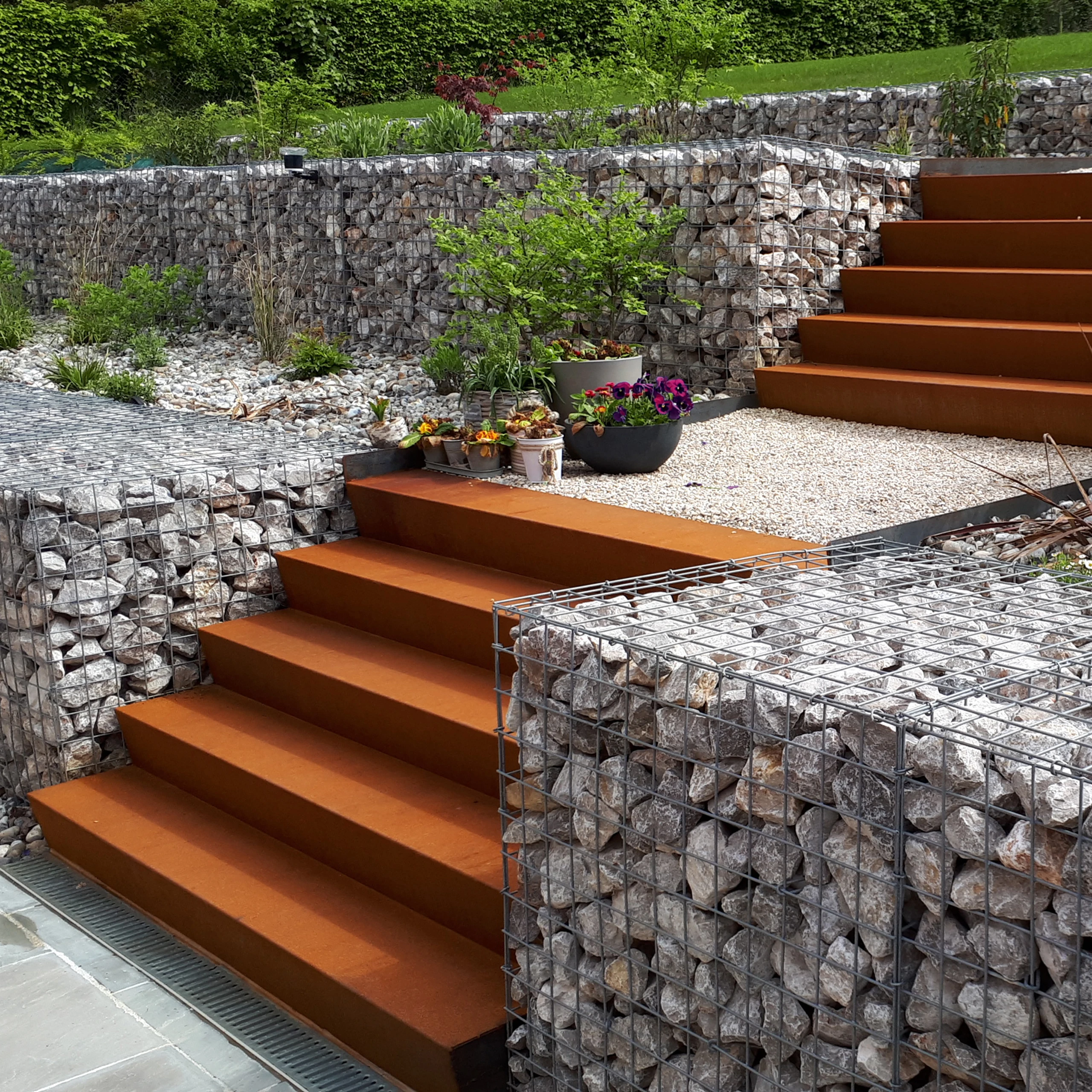 Enrochement décoratif galets et rochers pour rocaille de jardin — Soissons, Aisne
