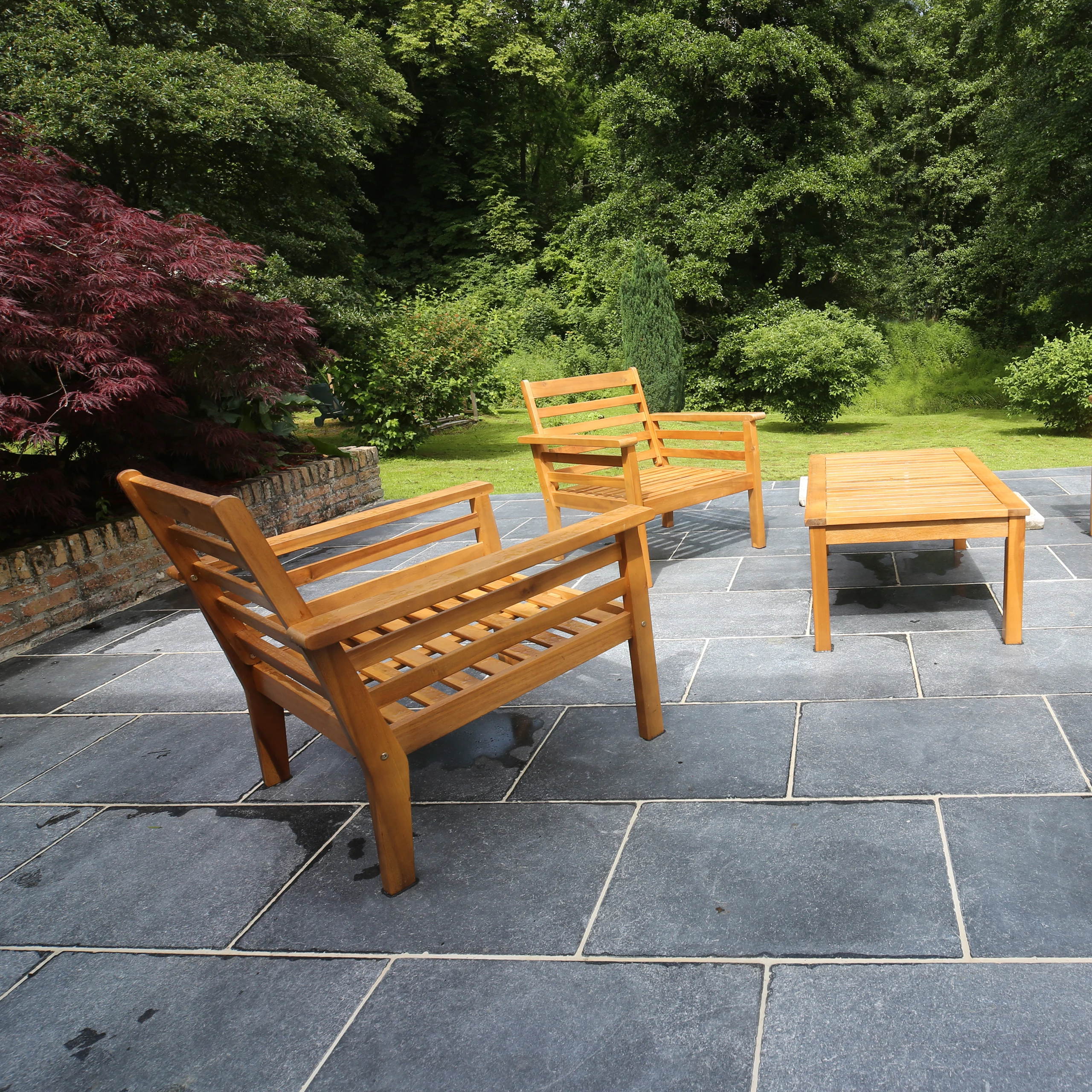 Terrasse dallage pierre bleue avec salon de jardin bois — Compiègne, Oise