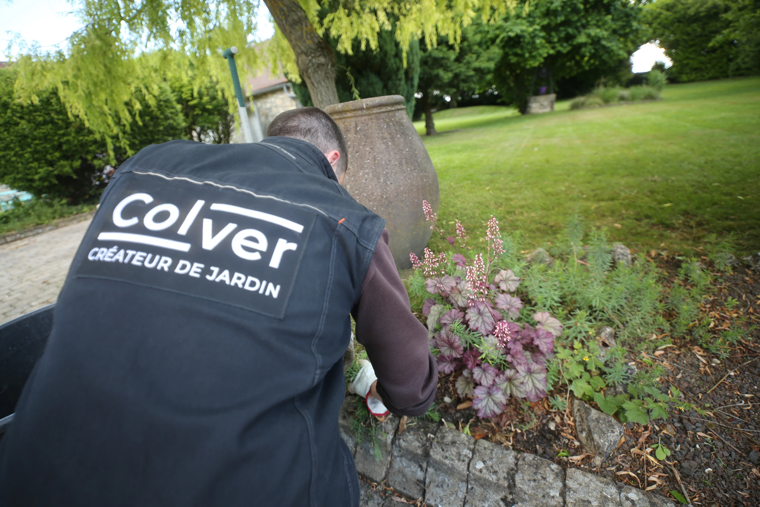 Jardinier Colver tonte pelouse tondeuse électrique — Noyon, Oise