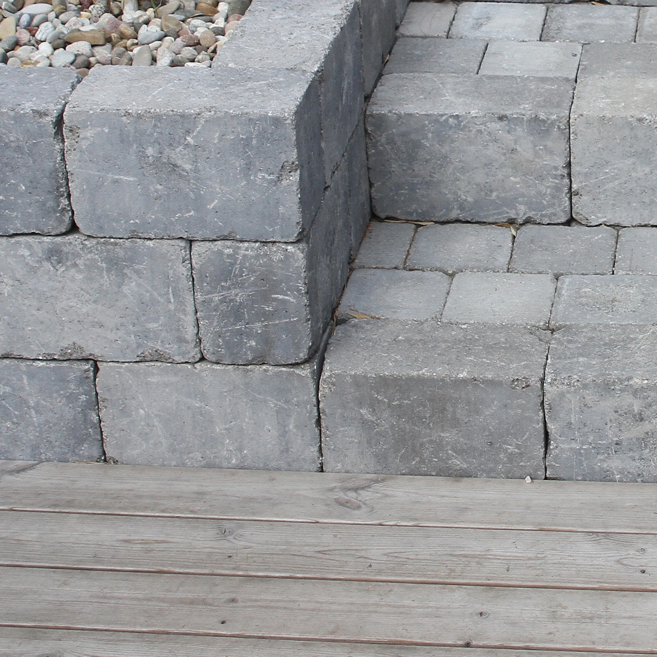 Détail texture granit gris pour enrochement paysager — Oise, Colver