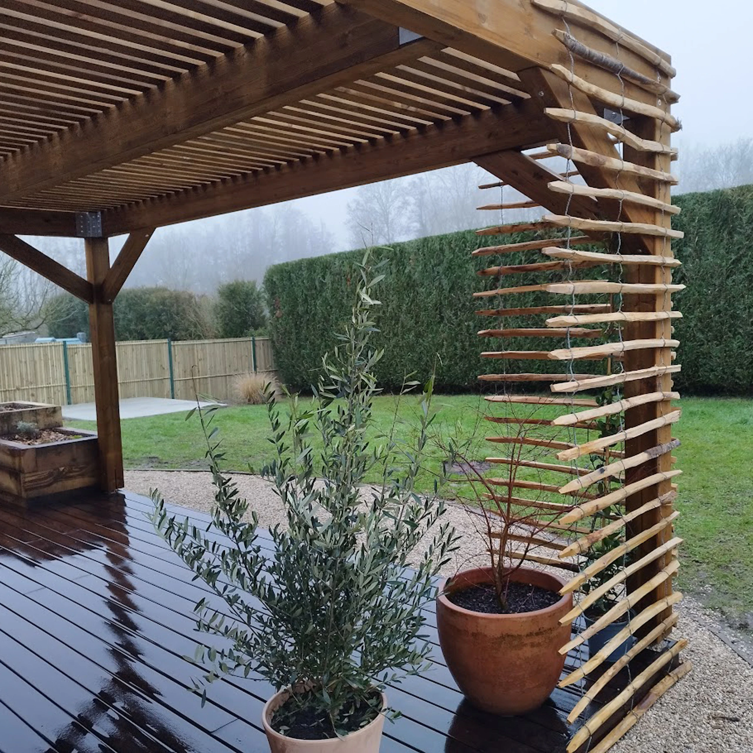 Pergola bois avec terrasse en ipé et claustra bambou, vue sur jardin aménagé à Thourotte — Colver