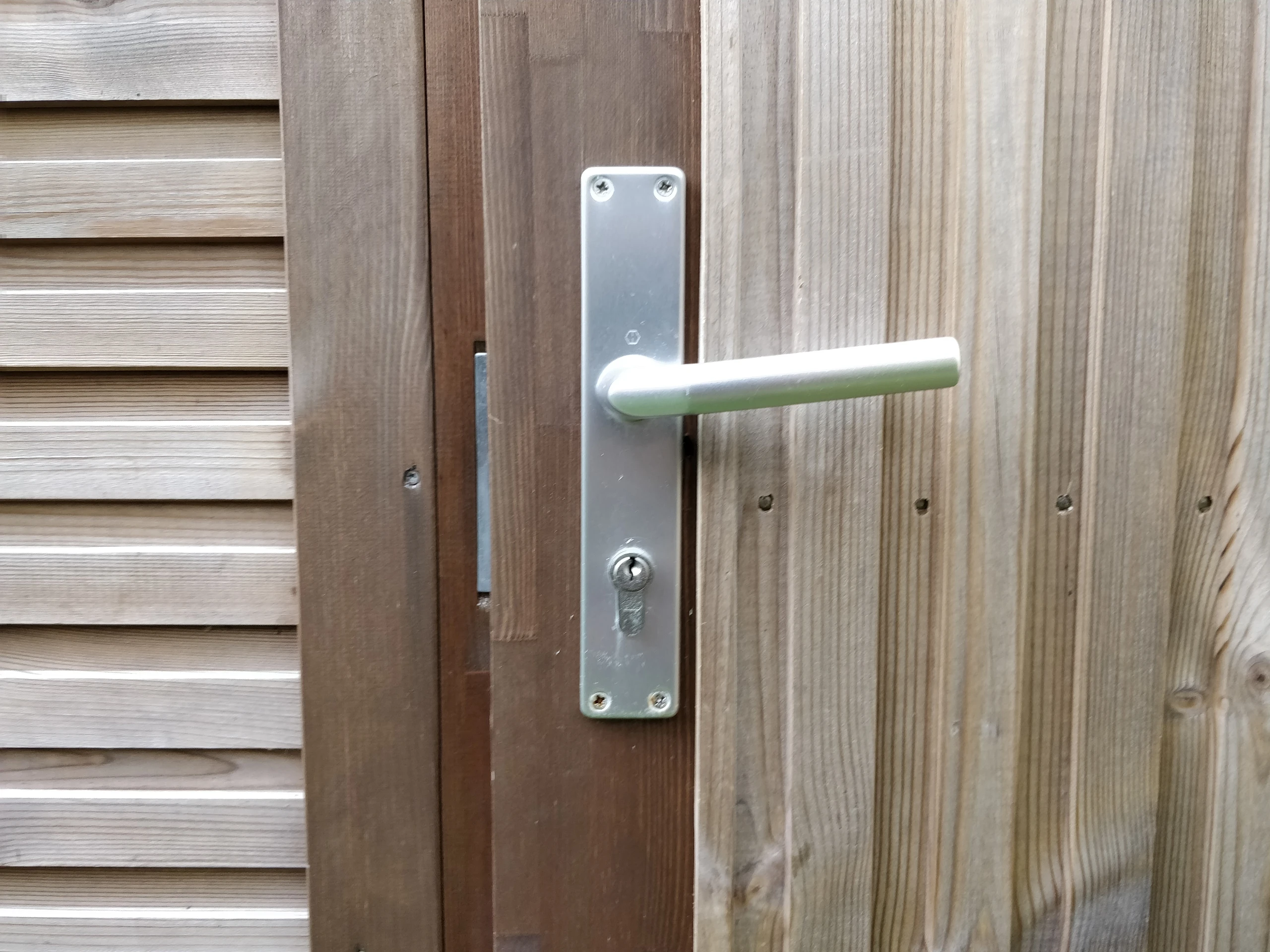 Détail serrure et poignée sur porte d'abri de jardin en bois, finition qualité à Pont-Sainte-Maxence — Colver