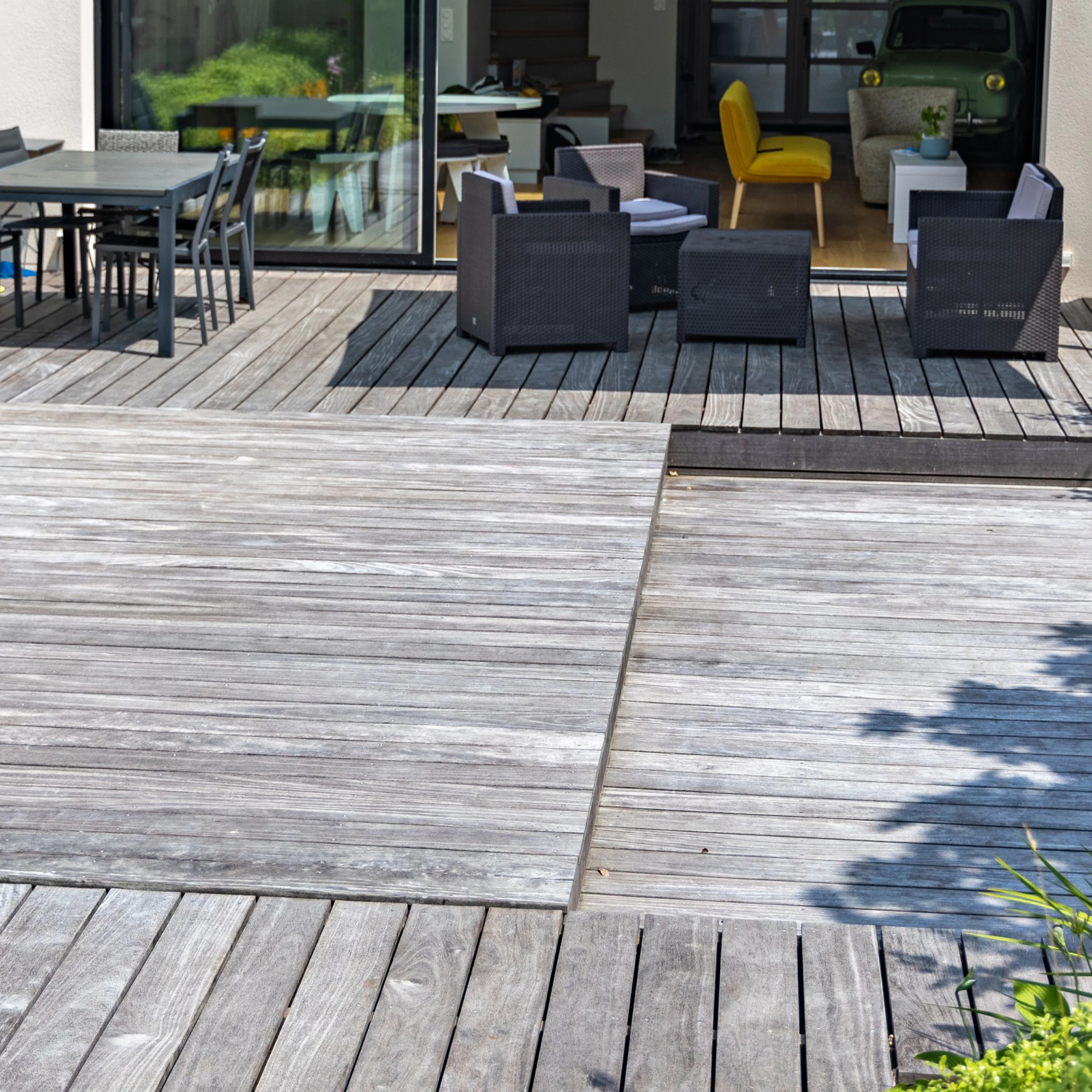 Grande terrasse en ipé grisé avec salon de jardin et espace détente autour d'un spa à Margny-lès-Compiègne — Colver