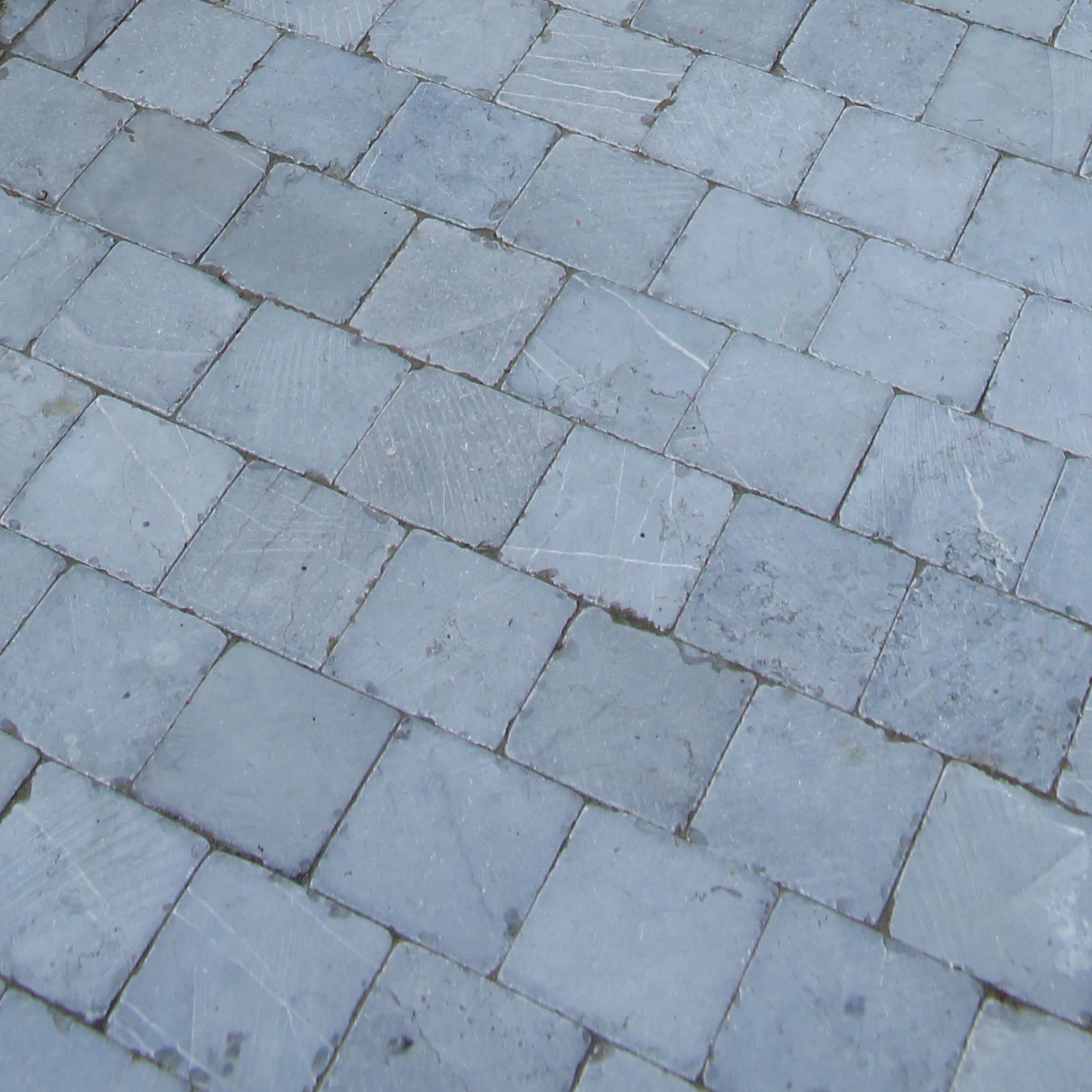 Détail pavés pierre bleue petit format pour terrasse extérieure — Ham, Somme