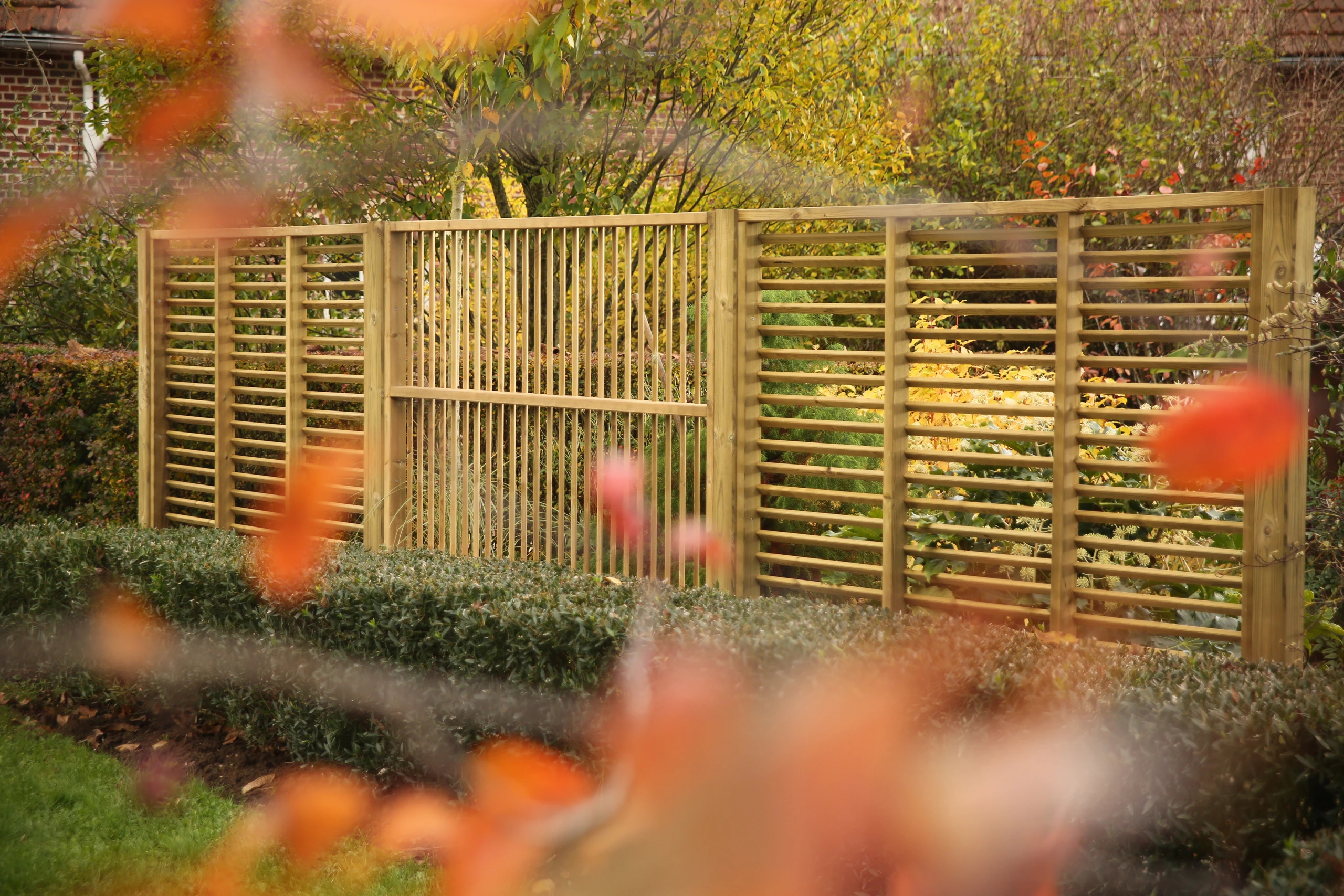 Claustra bois naturel persienné en brise-vue de jardin — Noyon, Oise
