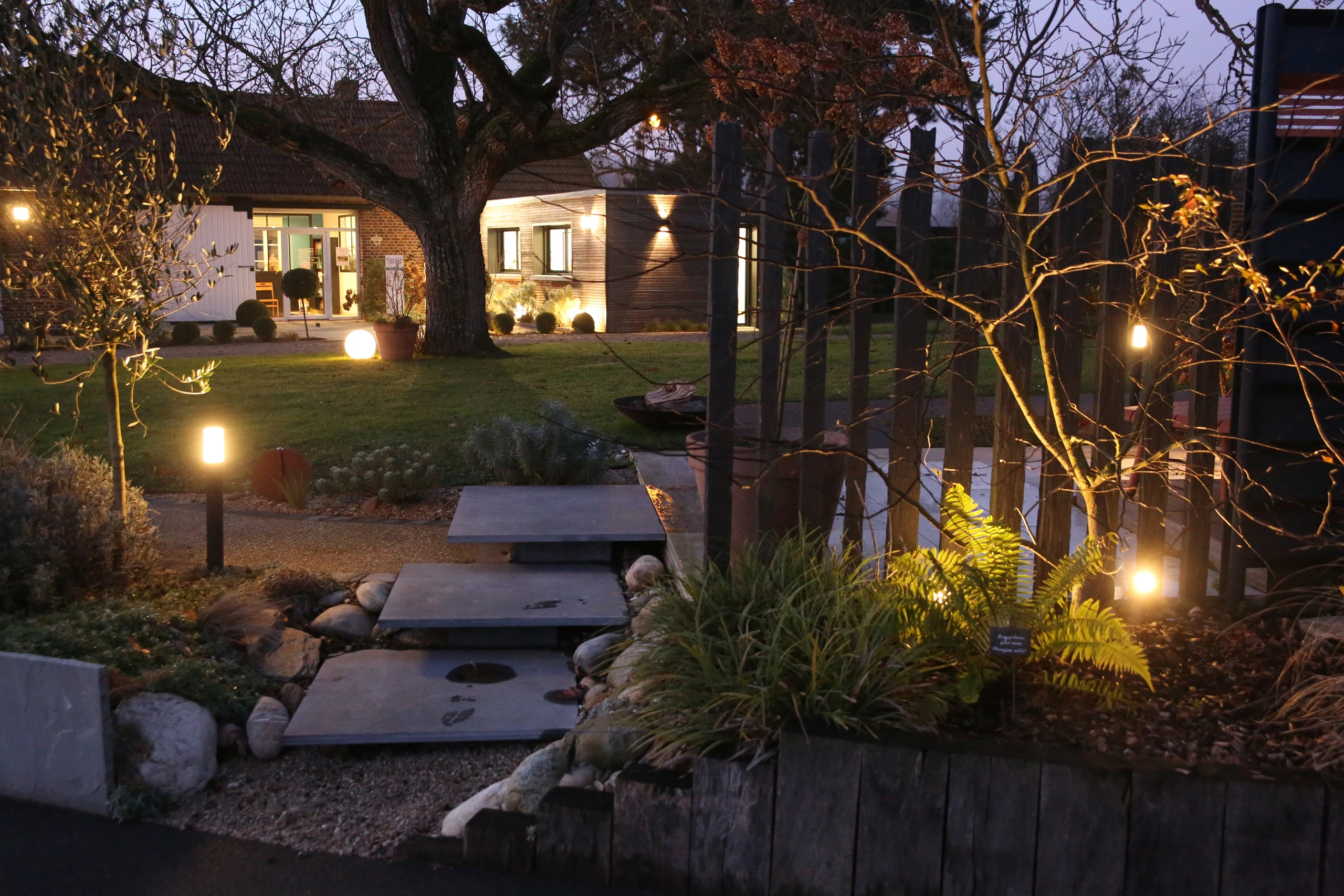 Jardin paysager illuminé de nuit avec balises, guirlandes et spots végétaux, ambiance complète à Pont-Sainte-Maxence — Colver