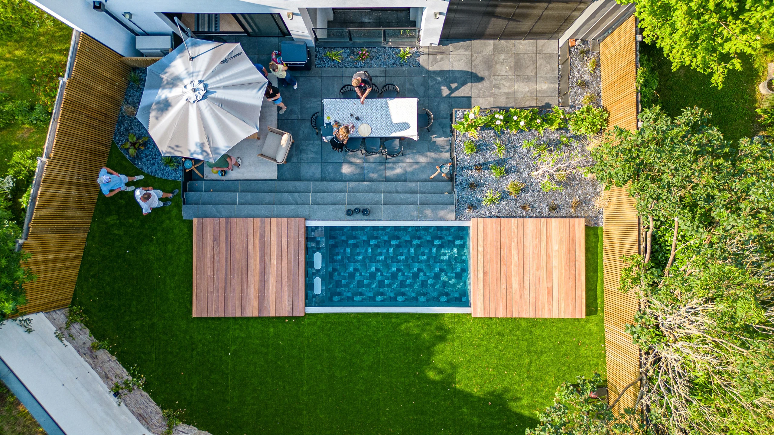 Vue drone d'un spa de nage avec terrasse en dallage, pelouse synthétique et claustra bois à Ribécourt-Dreslincourt — Colver