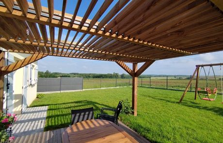 lames orientables pergola bioclimatique motorisée terrasse contemporaine