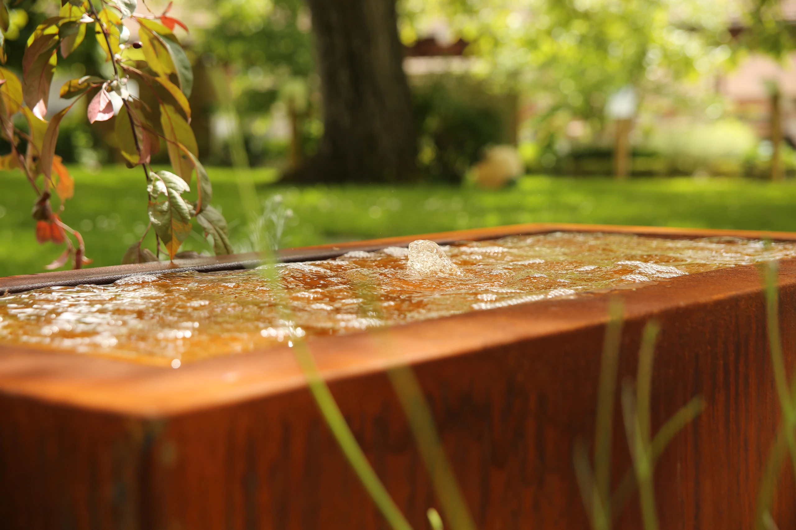 Gros plan sur jet d’eau bulle en mouvement à la surface d’une fontaine en acier Corten — Saint-Quentin, Aisne — Colver