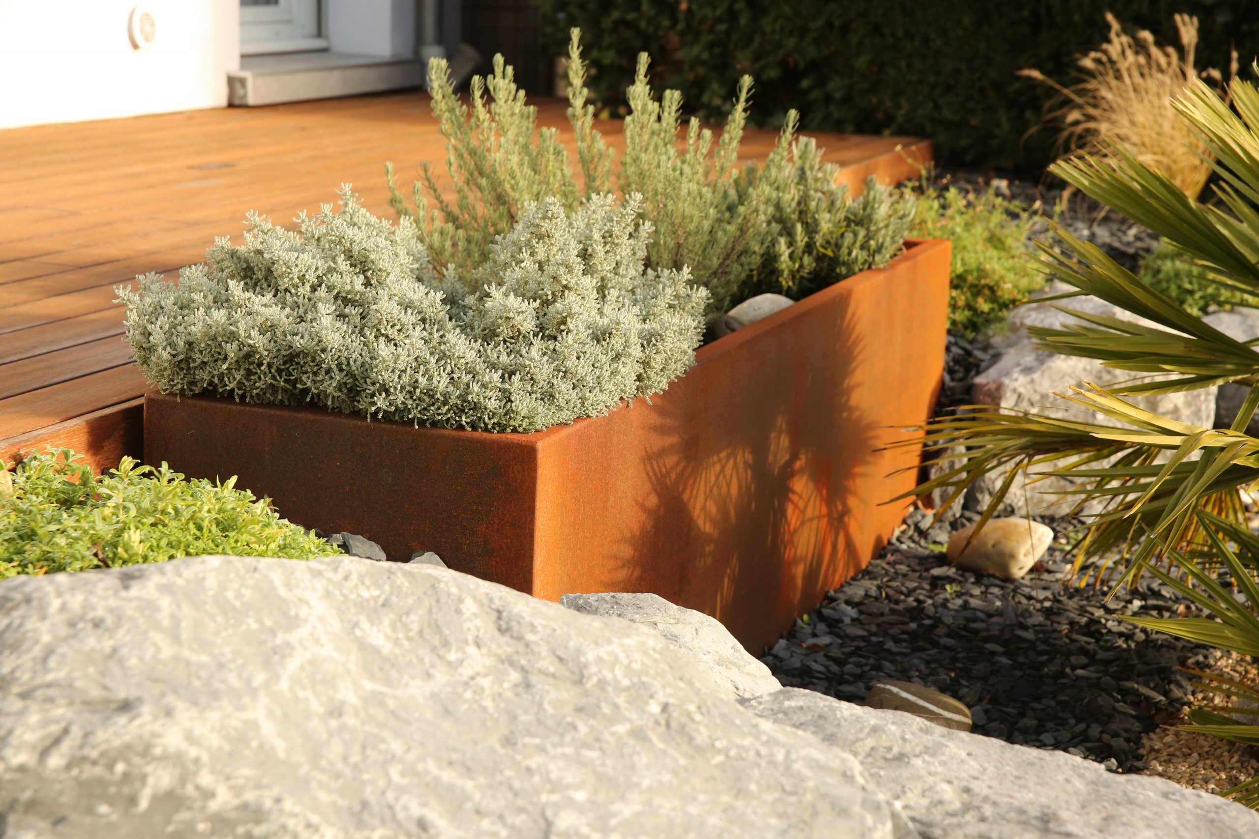plantes aromatiques bac acier Corten terrasse contemporaine jardin