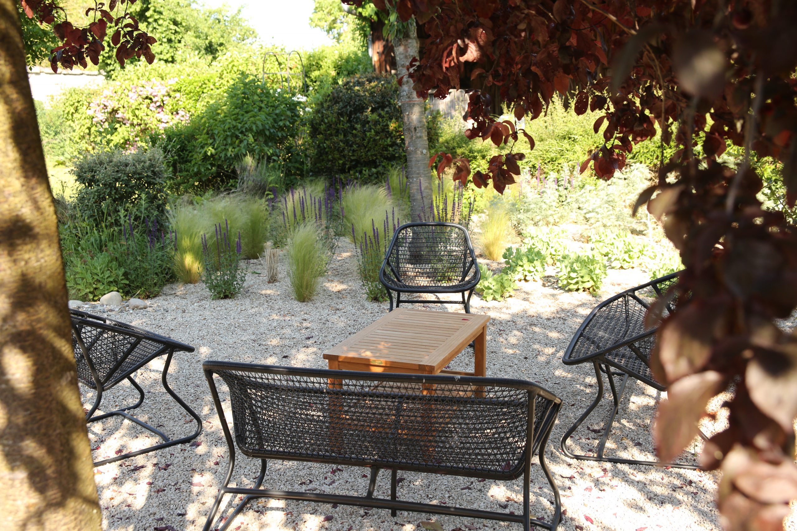 plantes résistantes sécheresse vivaces méditerranéennes cour gravier mobilier jardin Aisne