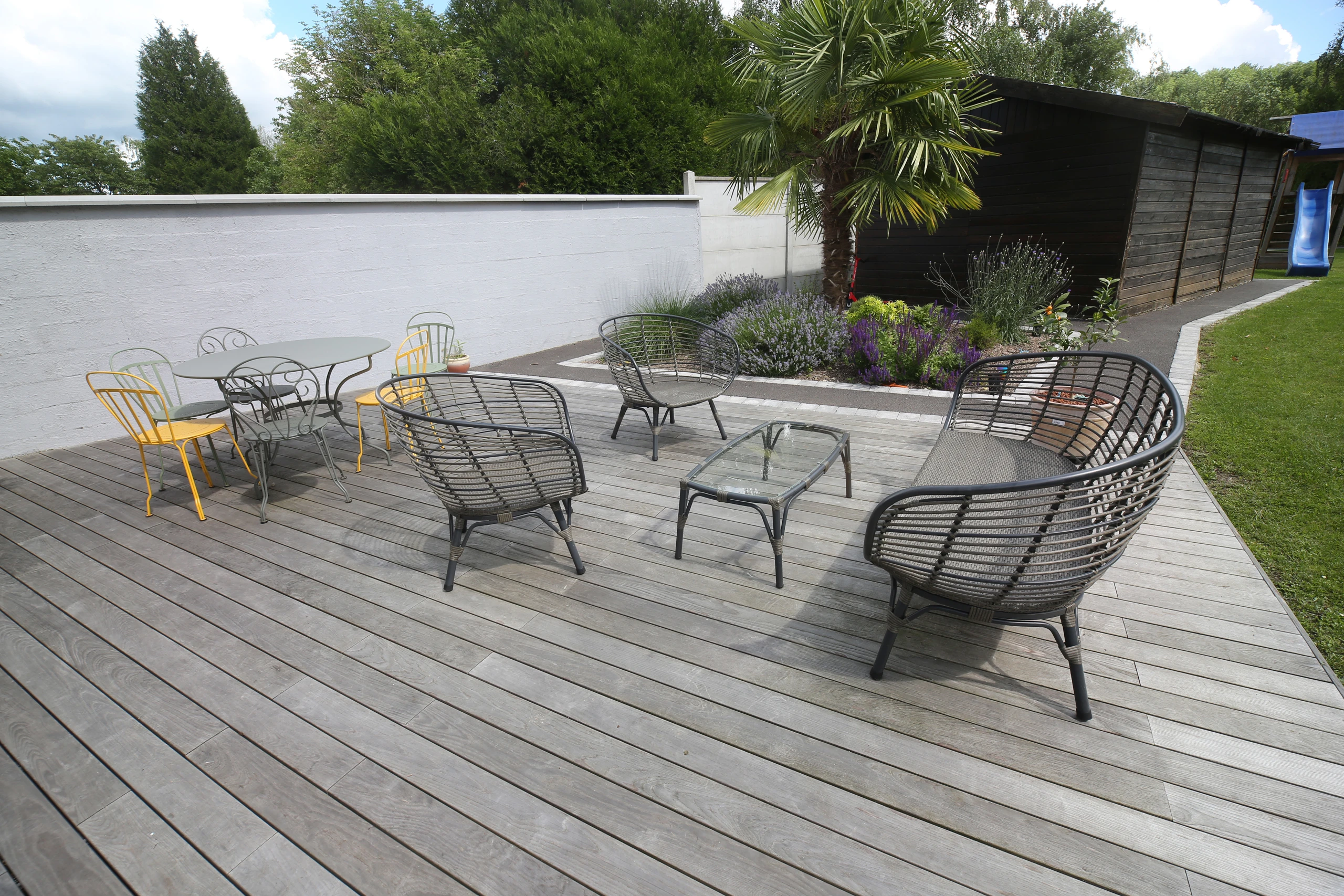 Grande terrasse bois composite gris avec salon de jardin et palmier trachycarpus — Noyon, Oise — Colver