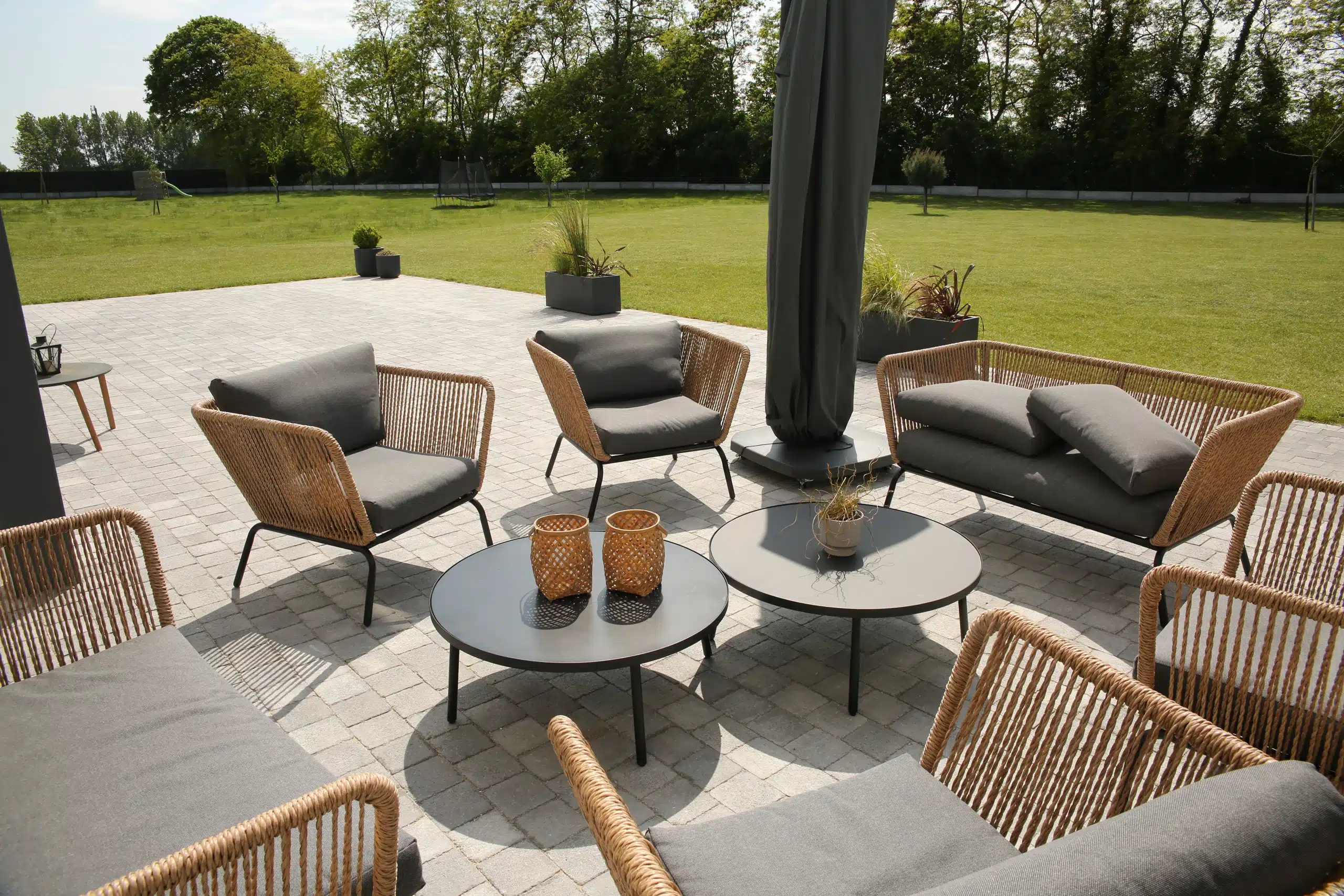 Terrasse pavée avec salon de jardin résine tressée et grand gazon arboré — Compiègne, Oise — Colver