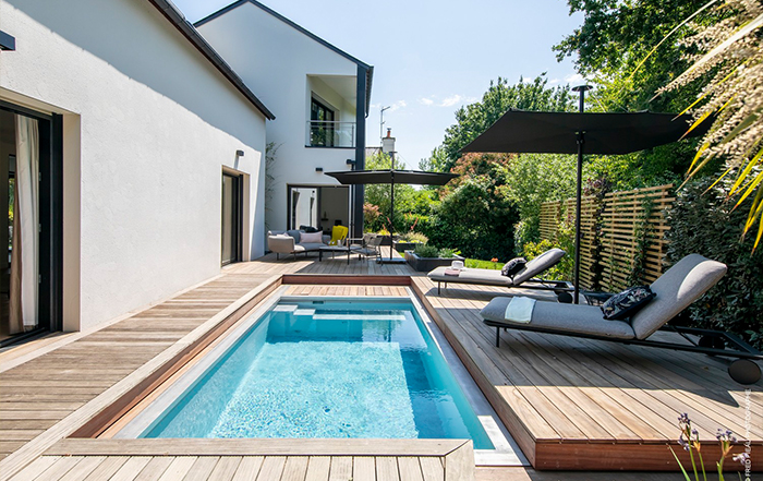 mini piscine jardin contemporain terrasse bois transats parasol création Colver